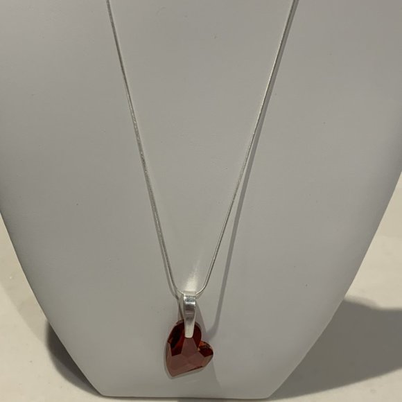 sterling silver chain with red Swaroski heart pendant - Picture 1 of 1